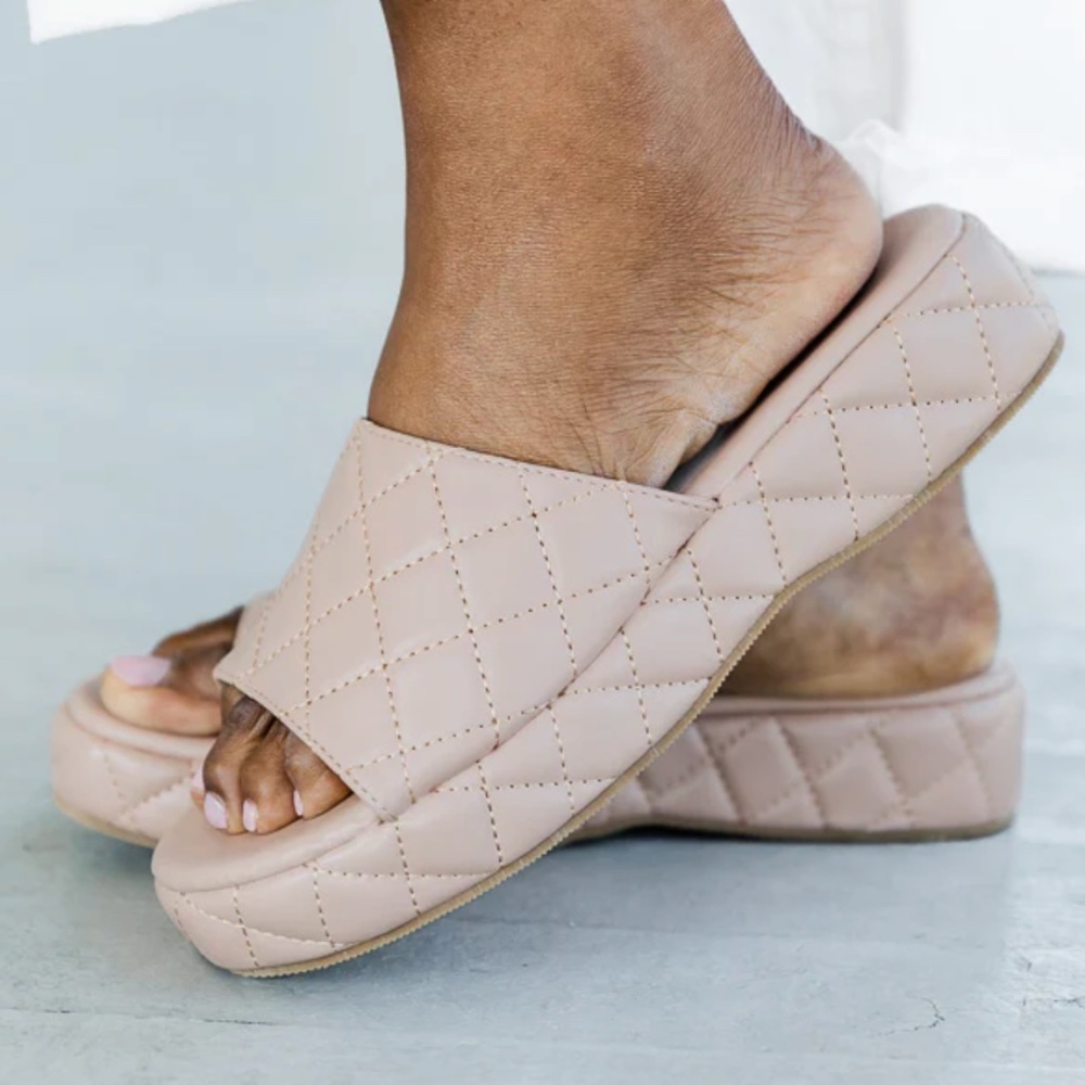 New w Tags! Nude Beige Tan Quilted Platform Slides Size 9 w a Shine